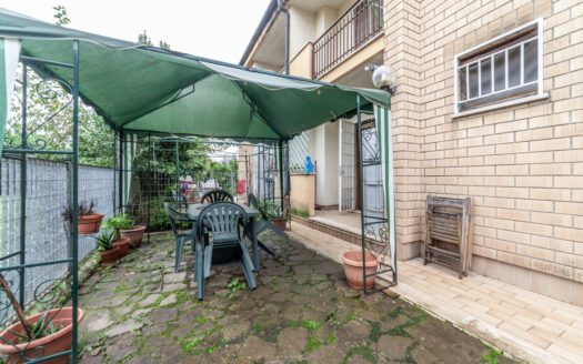 GUIDONIA, VILLA A SCHIERA