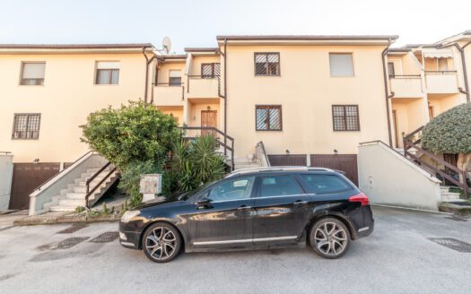 COLLEFIORITO, VILLA A SCHIERA CON GIARDINO