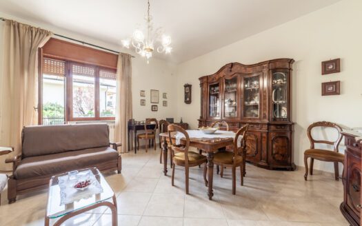 COLLEFIORITO, TRILOCALE PIANO RIALZATO