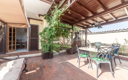 COLLEVERDE, VILLA CON BOX AUTO
