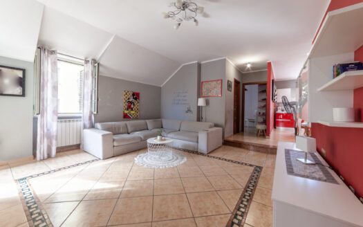 COLLEFIORITO, PENTALOCALE CON BOX AUTO