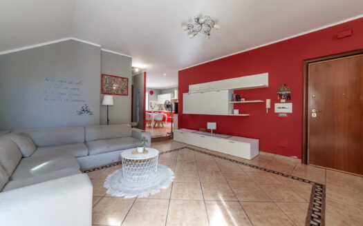 COLLEFIORITO, PENTALOCALE CON BOX AUTO