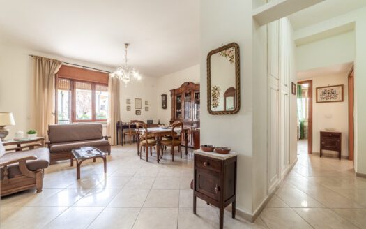COLLEFIORITO, TRILOCALE CON PORTICO