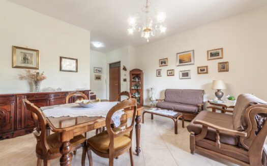 COLLEFIORITO, TRILOCALE CON PORTICO