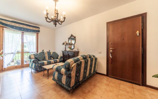 COLLEFIORITO, TRILOCALE CON GIARDINO