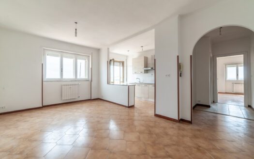 COLLEVERDE, TRILOCALE CON POSTO AUTO