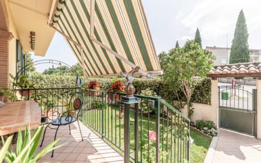PICHINI, PORZIONE DI VILLA TRIFAMILIARE