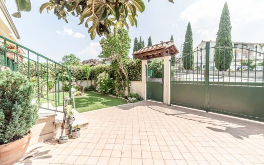 PICHINI, PORZIONE DI VILLA TRIFAMILIARE