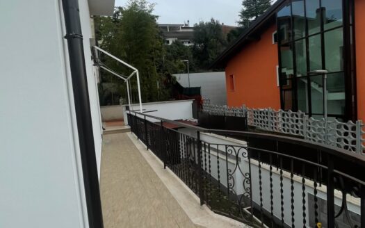 AFFITTO QADRILOCALE, IN PARTE RISTRUTTURATO, DOPPI SERVIZI