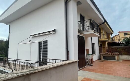 AFFITTO QADRILOCALE, IN PARTE RISTRUTTURATO, DOPPI SERVIZI