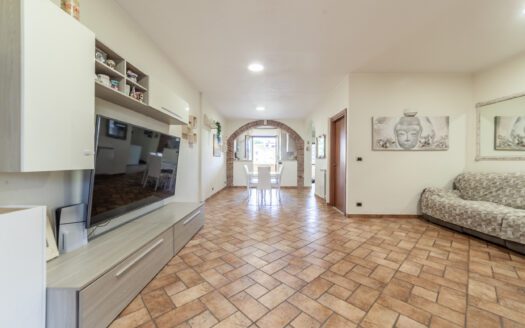 GUIDONIA CENTRO, APPARTAMENTO IN VILLA, DOPPI SERVIZI