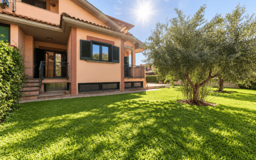 SETTEVILLE NORD , VILLA ANGOLARE CON AMPIO GIARDINO