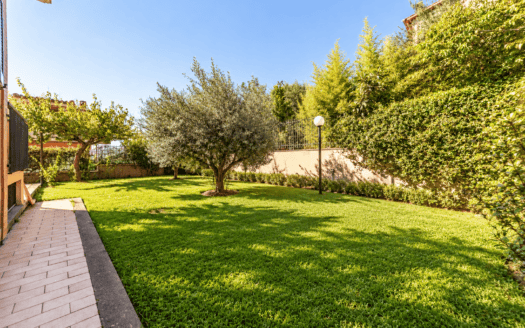 SETTEVILLE NORD , VILLA ANGOLARE CON AMPIO GIARDINO