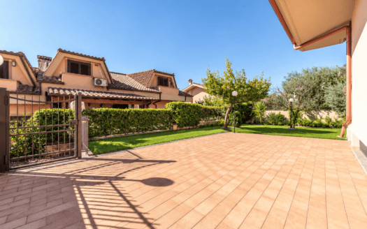 SETTEVILLE NORD , VILLA ANGOLARE CON AMPIO GIARDINO